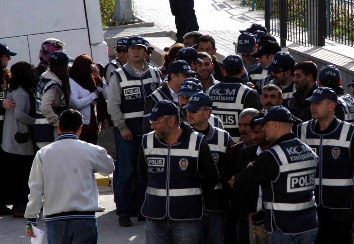 Eskişehir\'de Zafer Operasyonunda Gözaltına Alınan 17 Kişi Adliyeye Sevk Edildi