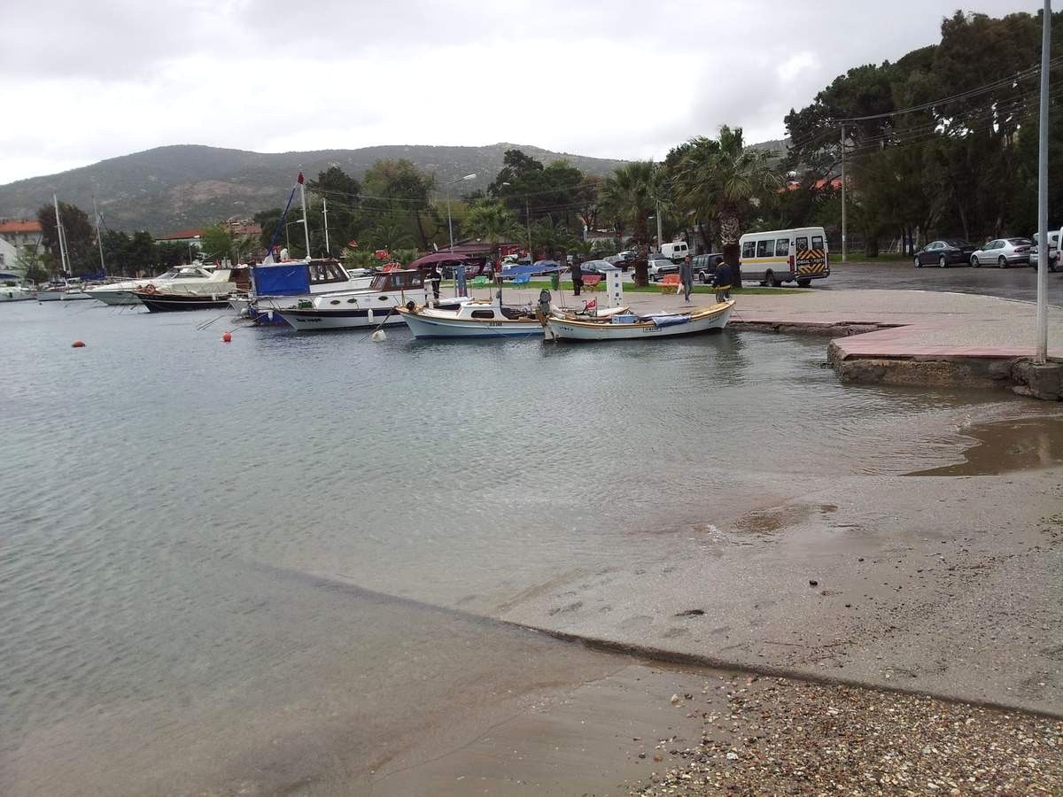 Foça\'da Deniz 60 Santimetre Yükseldi