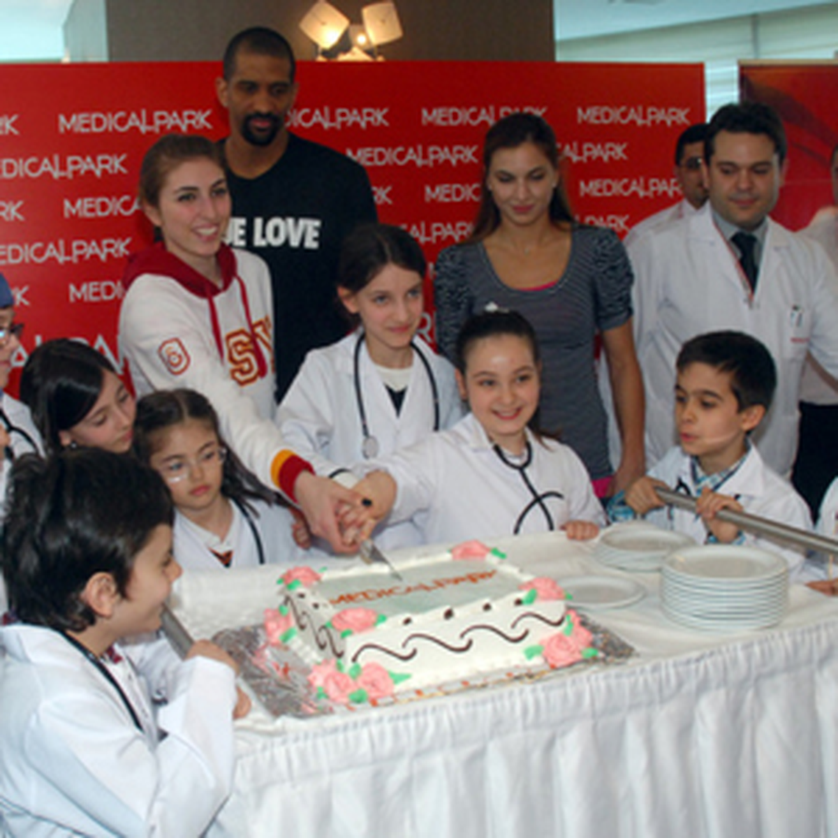 Galatasaray Medical Parklı Basketbolcular Çocuklarla Buluştu