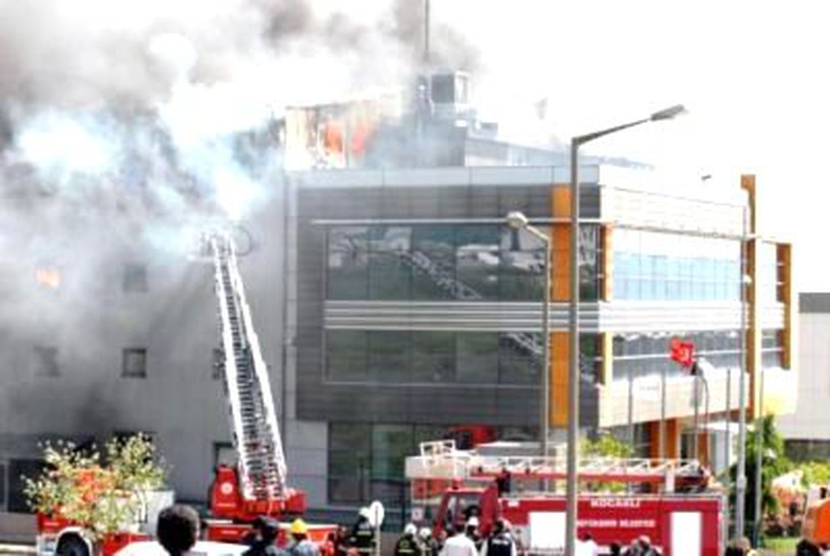Gebze\'de Fabrika Yangını (1)