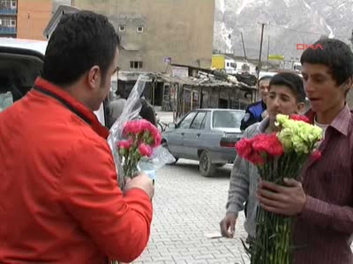 Hakkari Polisinden Vatandaşlara Kutlu Doğum Karanfili