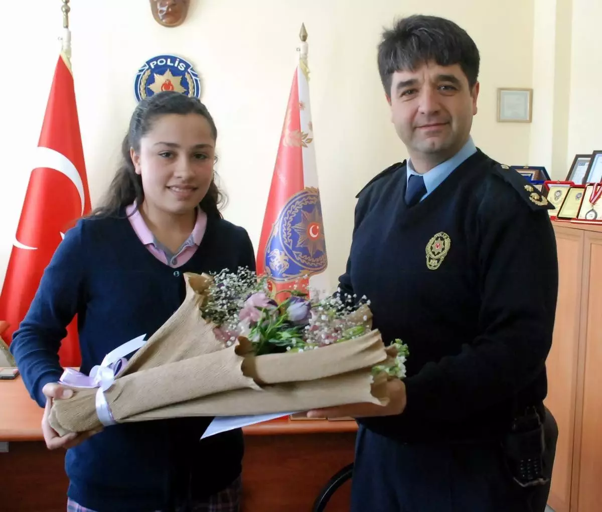 İlköğretim Öğrencisi Emniyet Müdürü Okumuş\'un Koltuğuna Oturdu