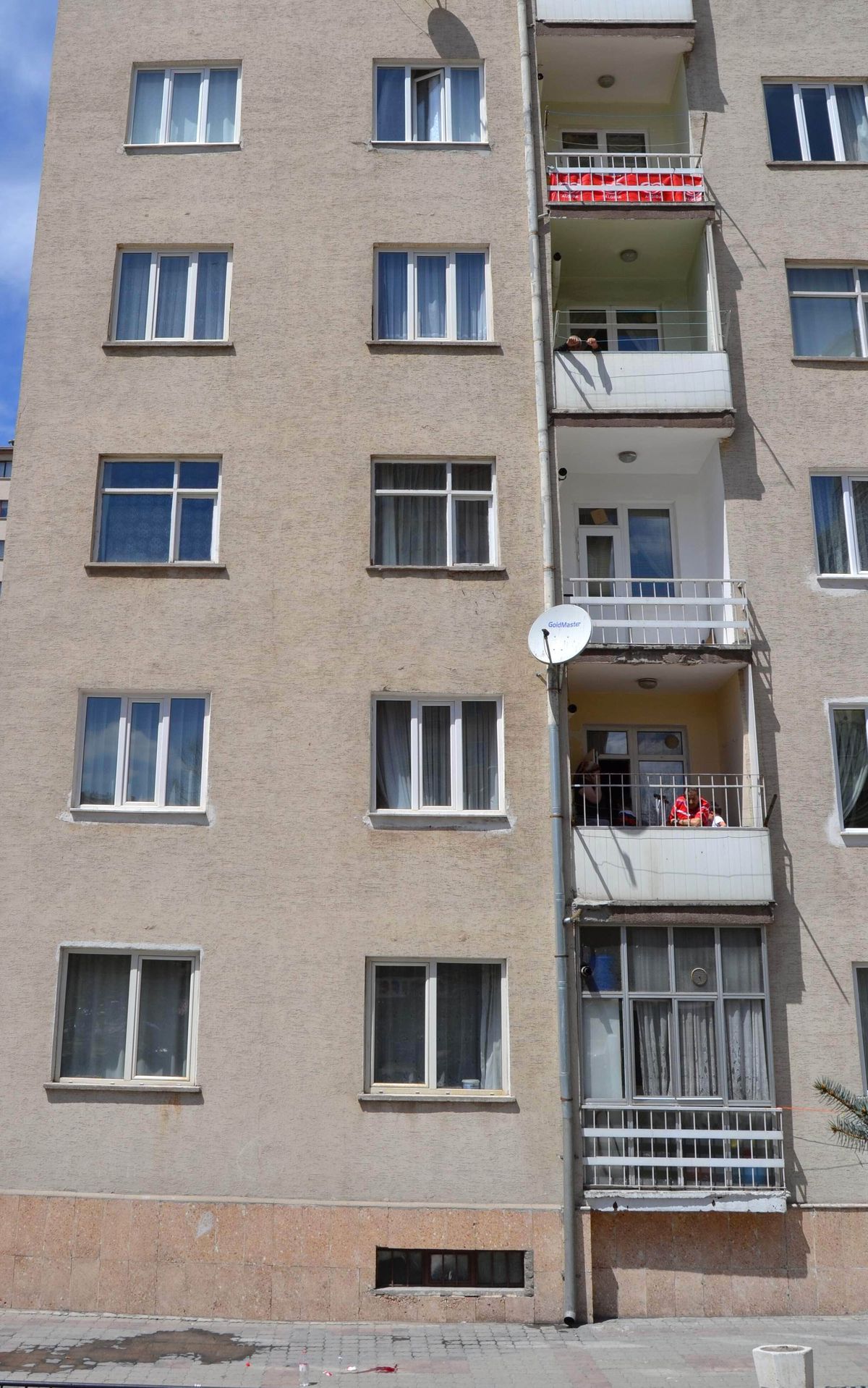 İnthar Eden Genç Kız Hastaneye Kaldırıldı