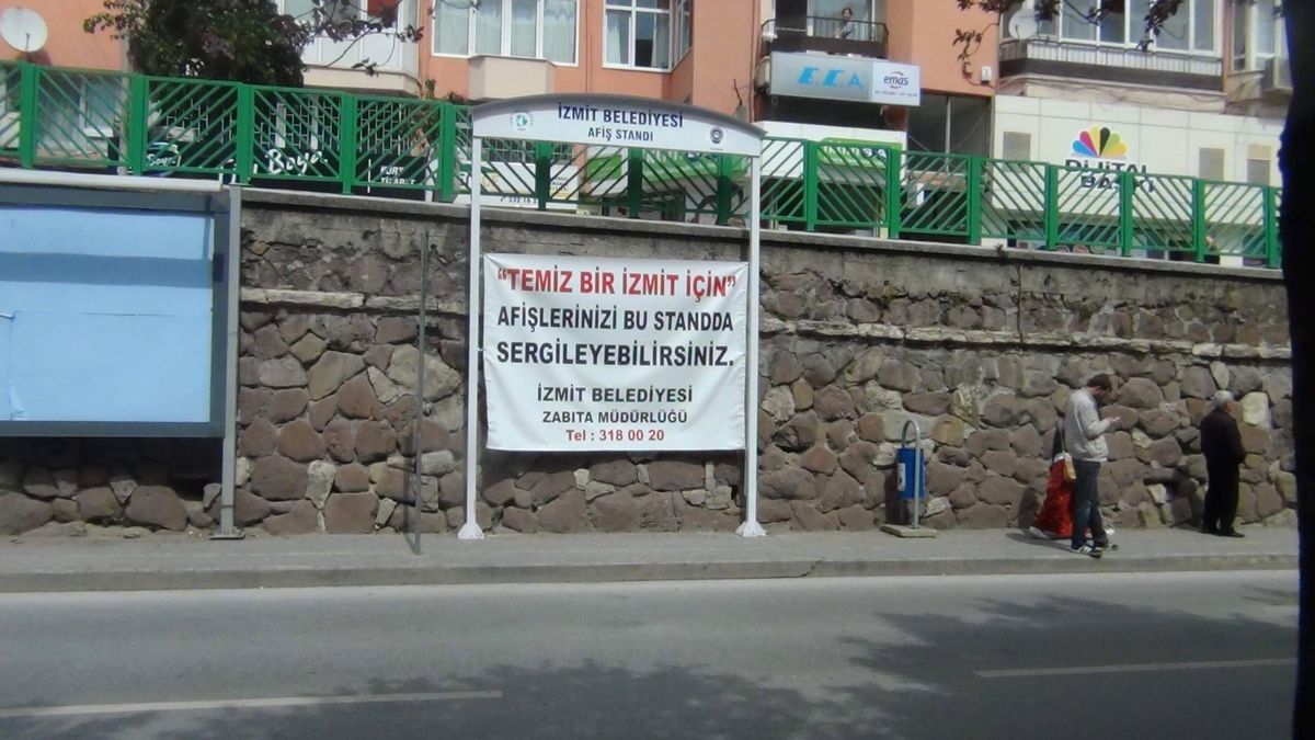 İzmit Belediyesi\'nden Afiş Kirliğine Çözüm