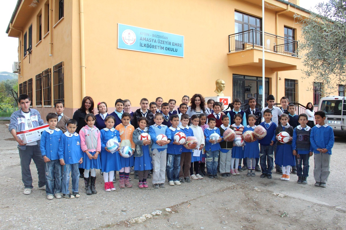 Kitaplarının Geliri ile Öğrencileri Sevindiriyor