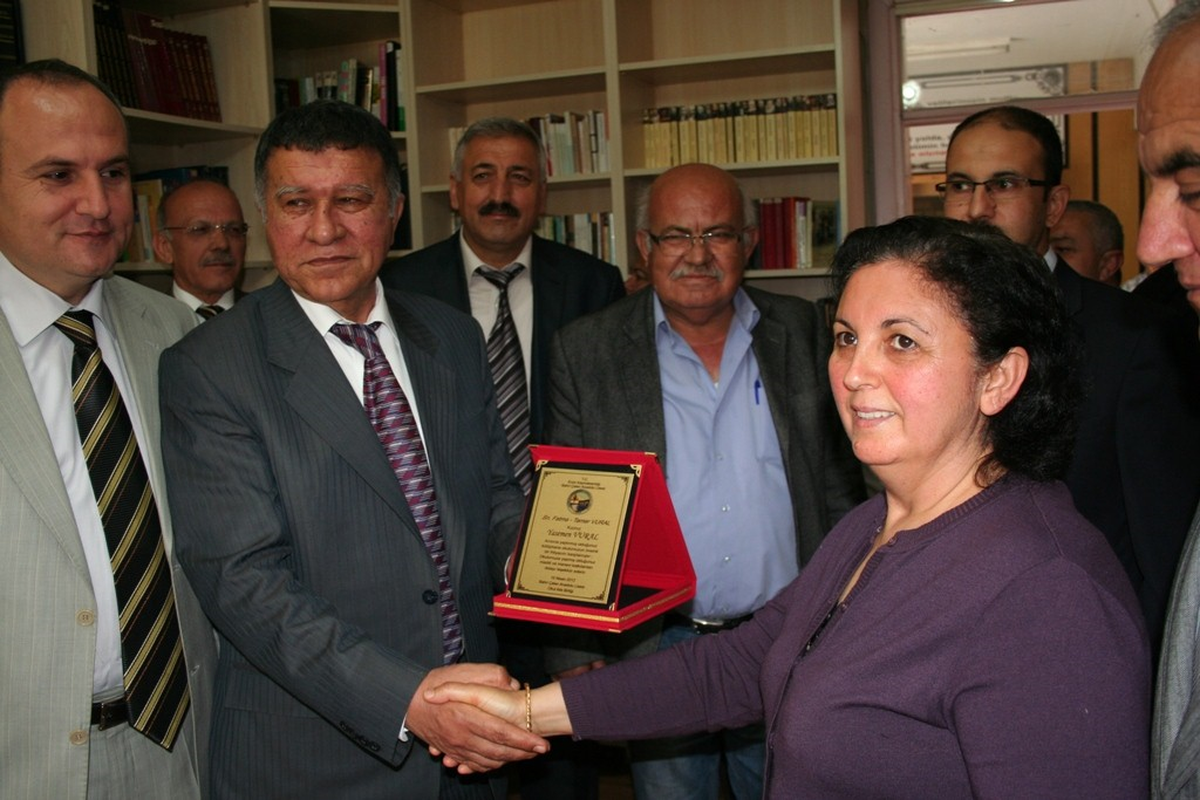 Kızlarının İsmini Kütüphanede Yaşatıyorlar