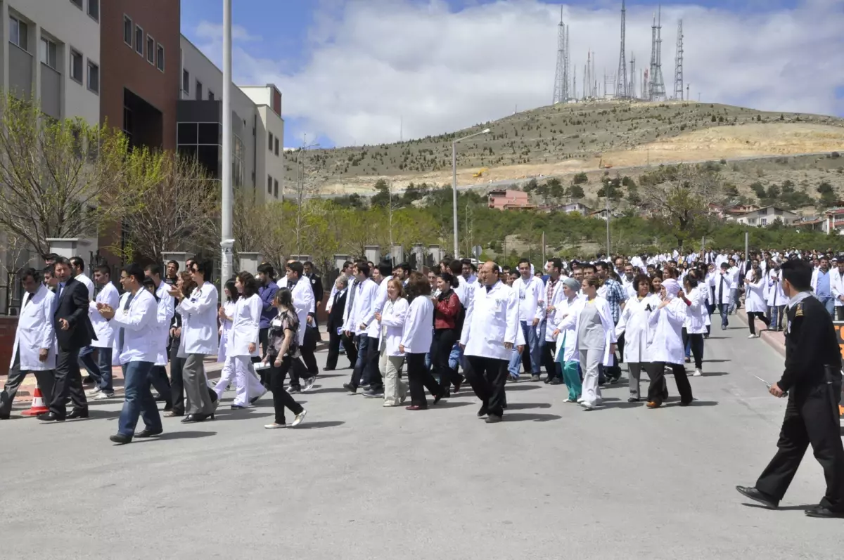 Konya da Meram Tıp Öğrencilerİnden Sağlık Bakanına Tepki