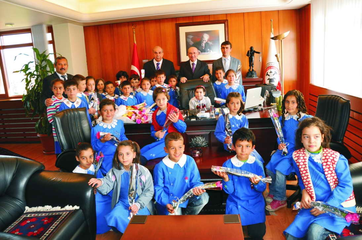 Küçük Hatice Eli\'yi Yönetti