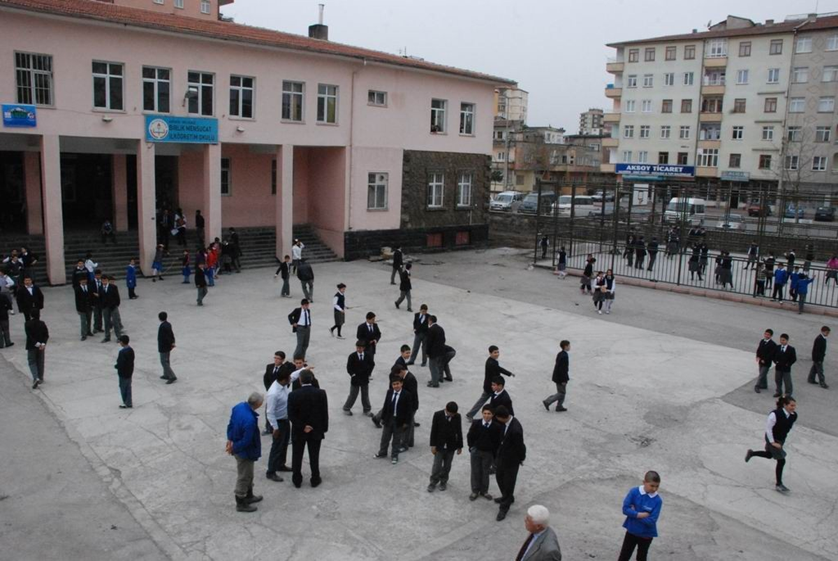 Melikgazi Eğitim Mekanlarını Ağçlandırdı