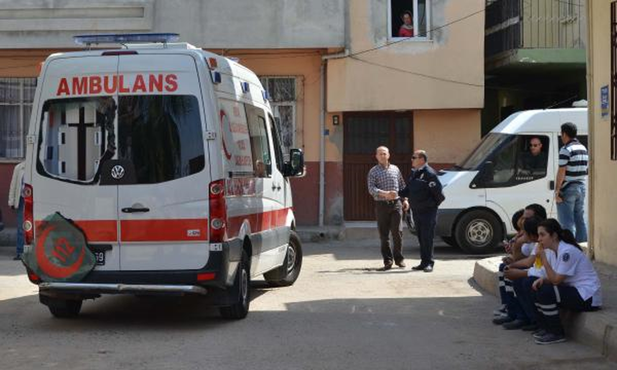 Mersin\'de Terör Yandaşlarından Ambulansa Saldırı