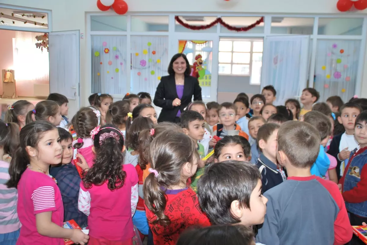 Minikler Hayallerindeki \'23 Nisan\'ı Çizdi