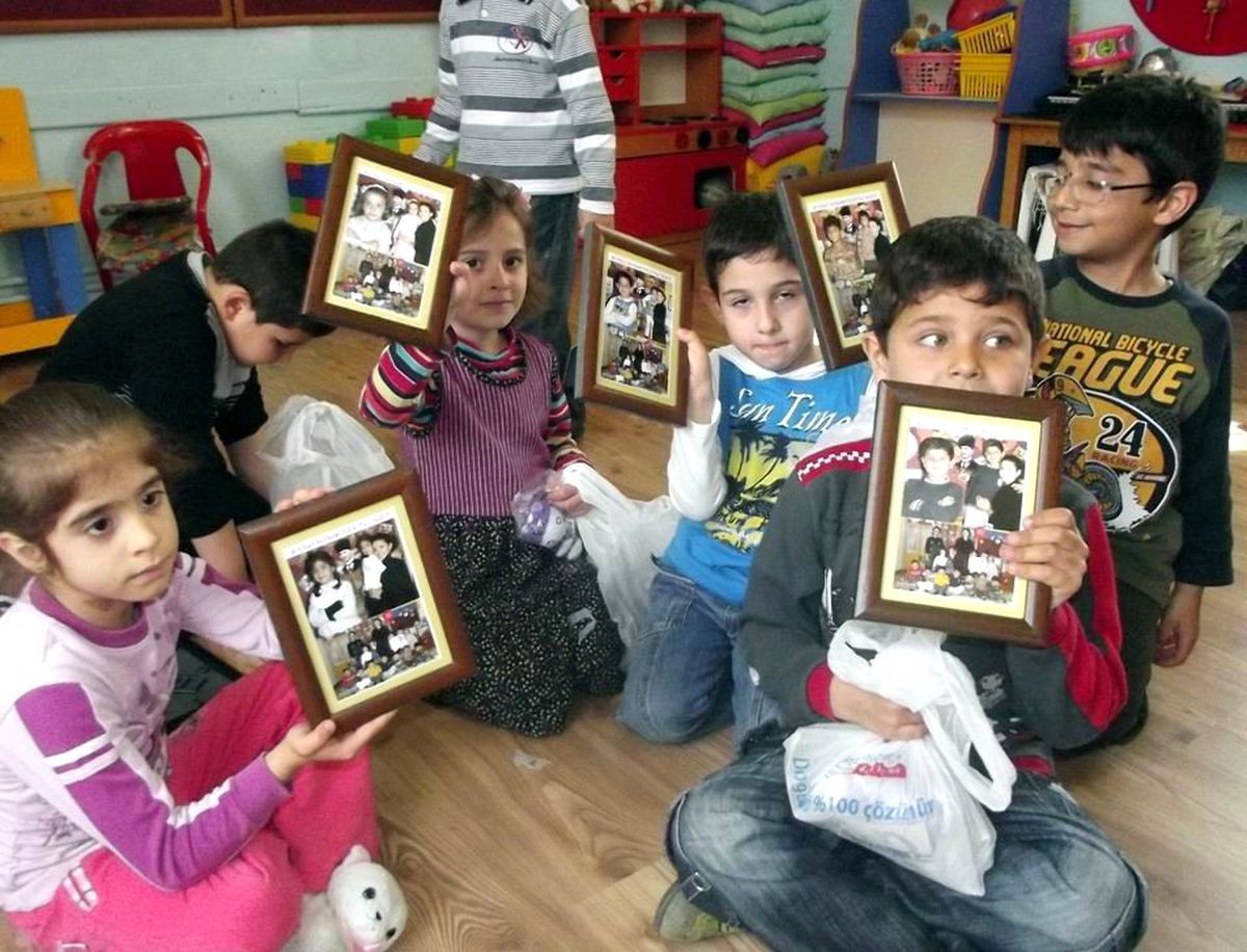 Miniklere Sürpriz 23 Nisan Hediyesi Dağıttılar