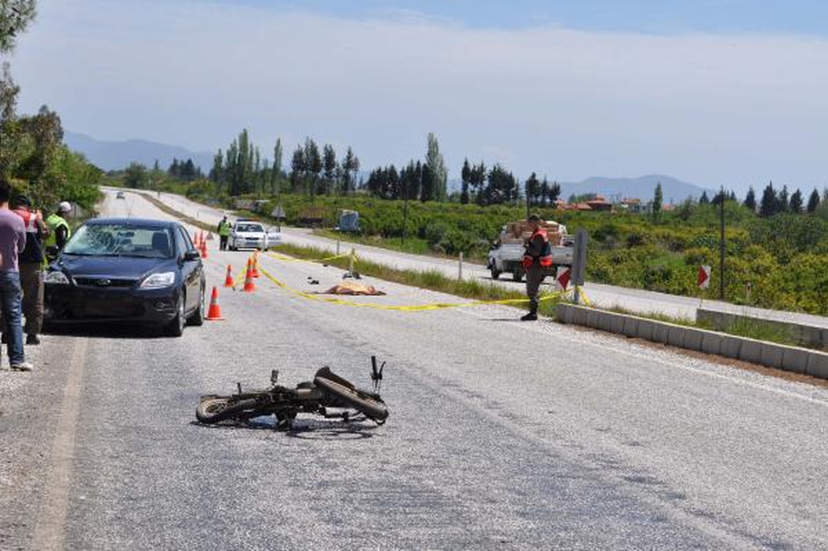Otomobilin Çarptığı Motosikletin Sürücüsü Öldü