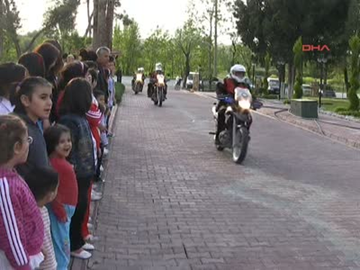 Polisten Eğlenceli Ziyaret