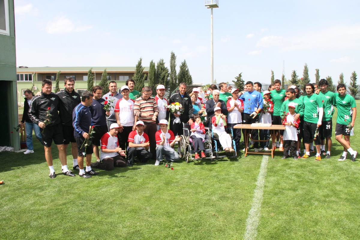 Rehabilitasyon Öğrencilerinden Akhisar Belediyespor\'a Moral Desteği