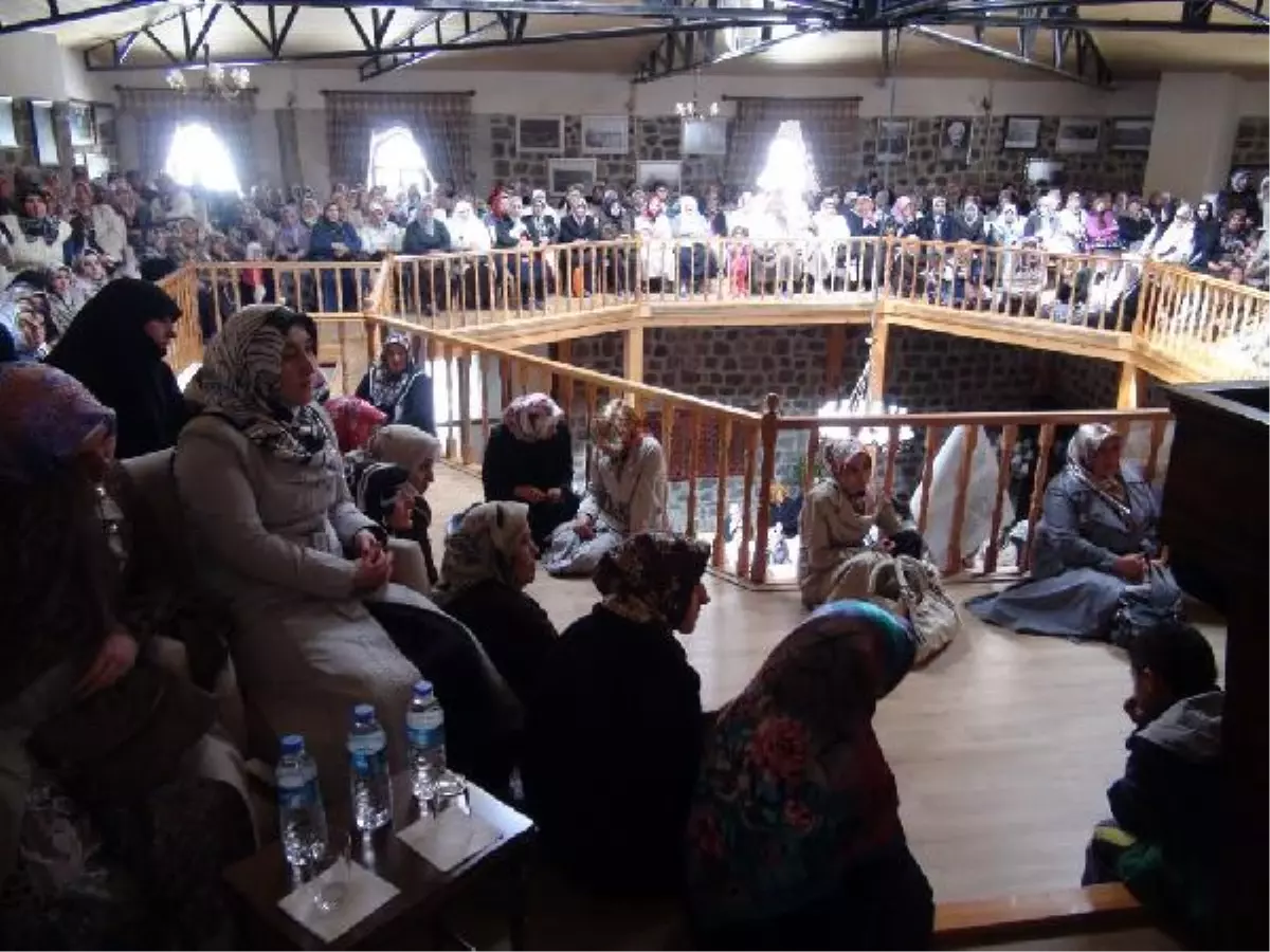 Salona Sığmayan Kadınlar Vaizi Merdivenlerde Dinledi