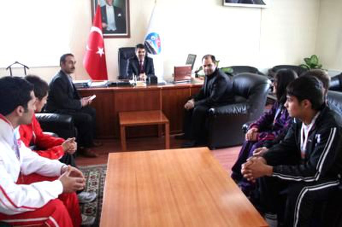Şampiyon Boksörler Belediye Başkanı Nevzat Bozkuş'u Ziyaret Etti