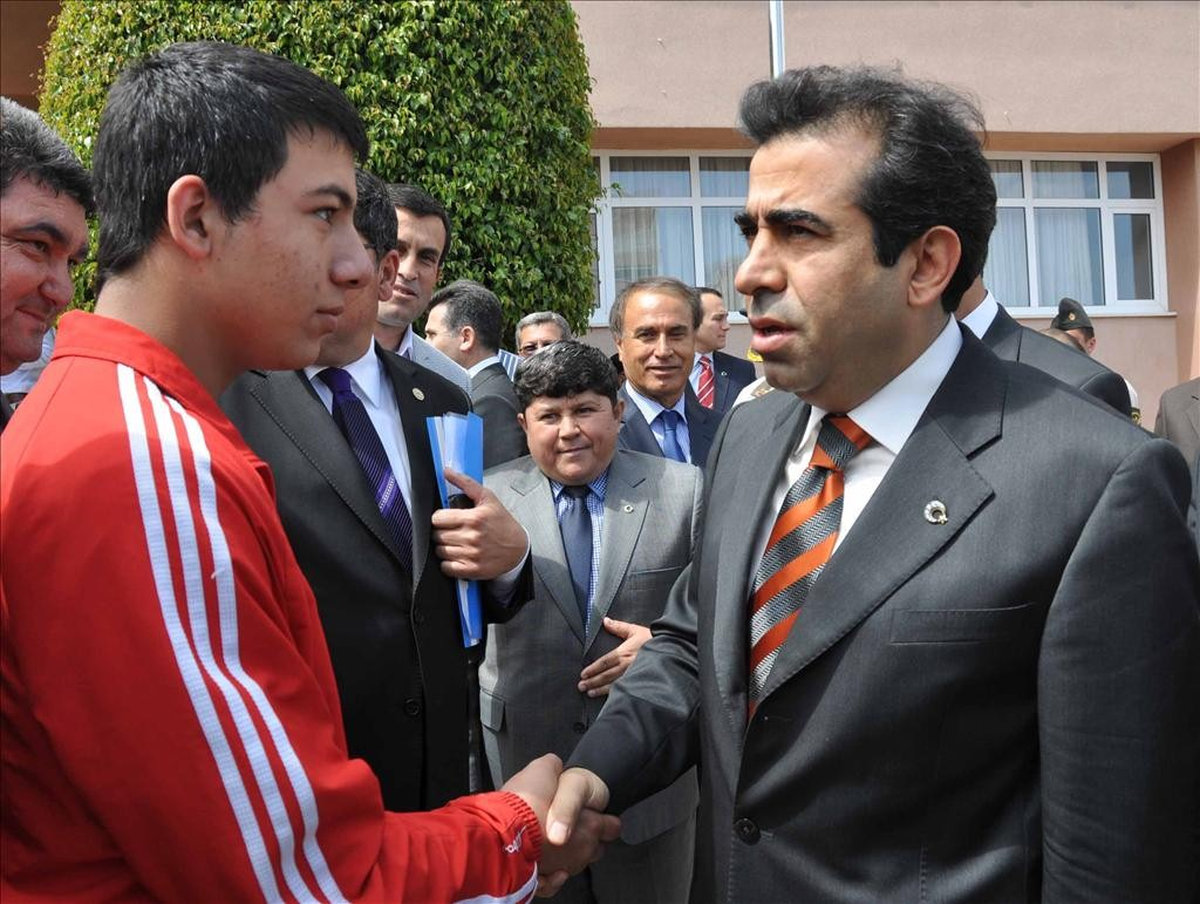 Şampiyon Sporcuya Vali Güzeloğlu\'ndan Destek Sözü