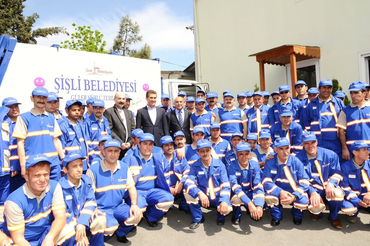 Şişli'nin Temizlik İşçilerini Cemil İpekçi Giydirdi