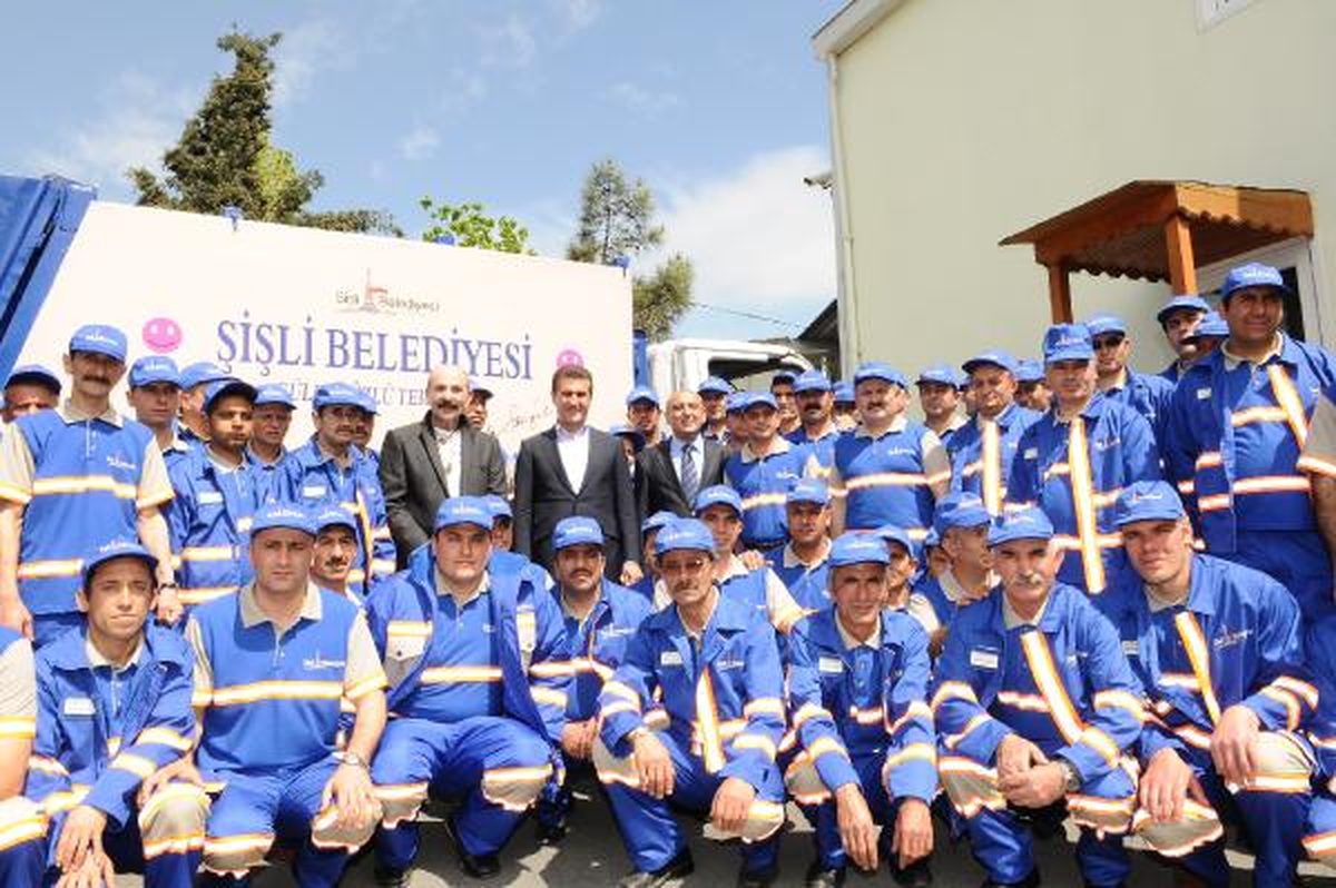 Şişli'nin Temizlik İşçilerini Cemil İpekçi Giydirdi