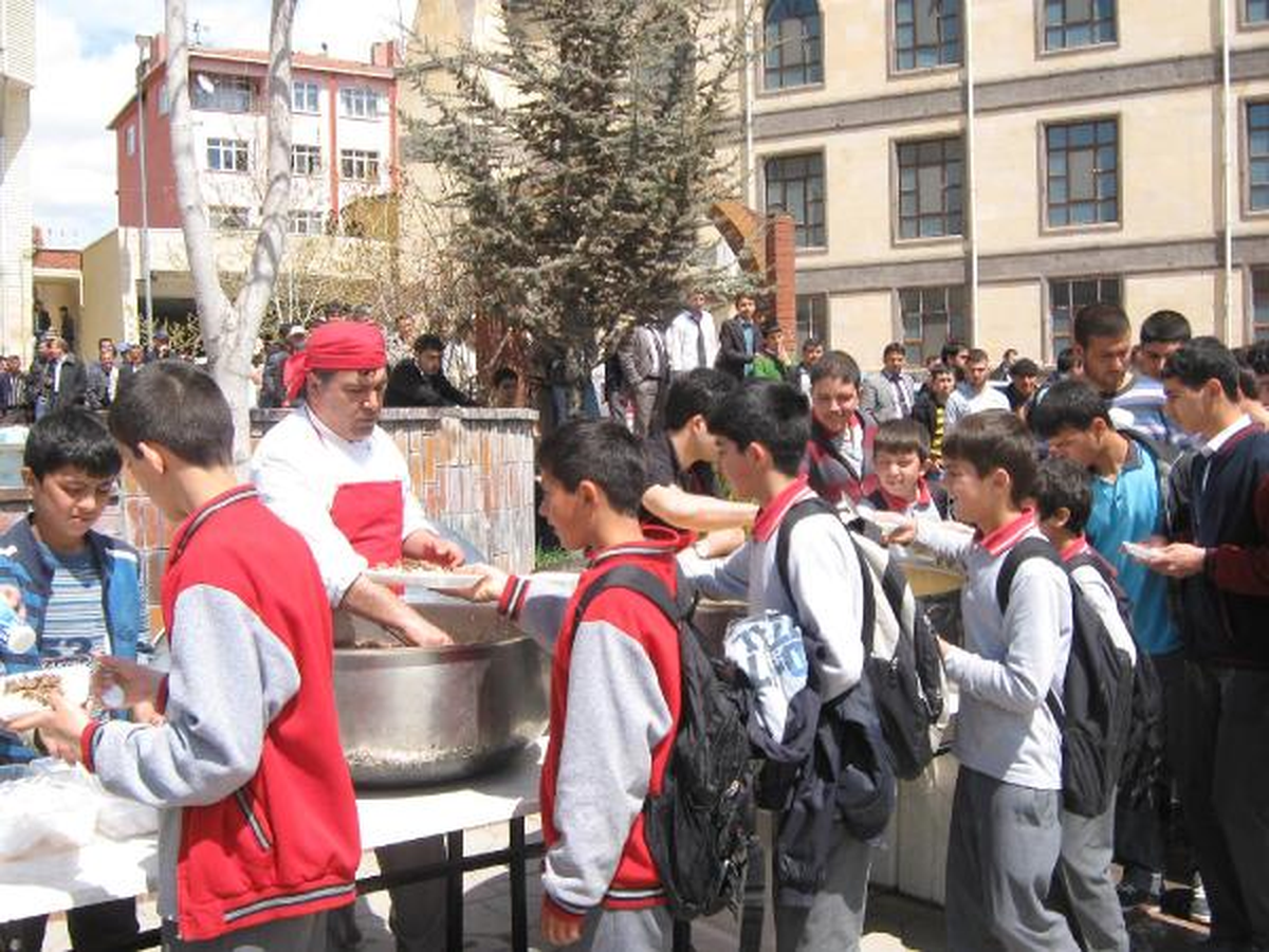 Sorgun'da 7 Bin Kişiye Kutlu Doğum Yemeği Dağıtıldı