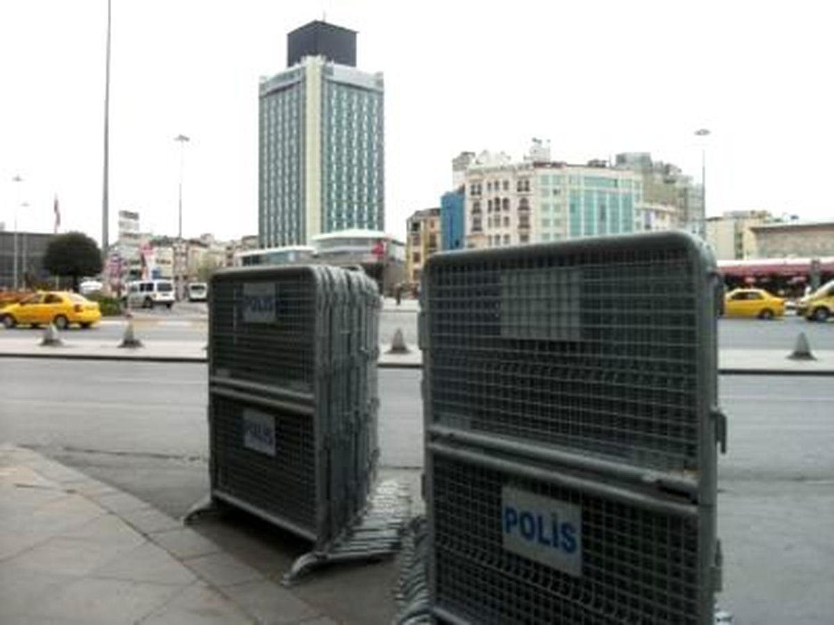 Taksim\'de 1 Mayıs Hazırlıkları Başladı