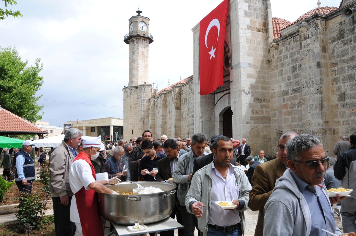 Tarsus Belediyesi, Vatandaşlara Buhara Pilavı ile Bal Şerbeti İkram Etti