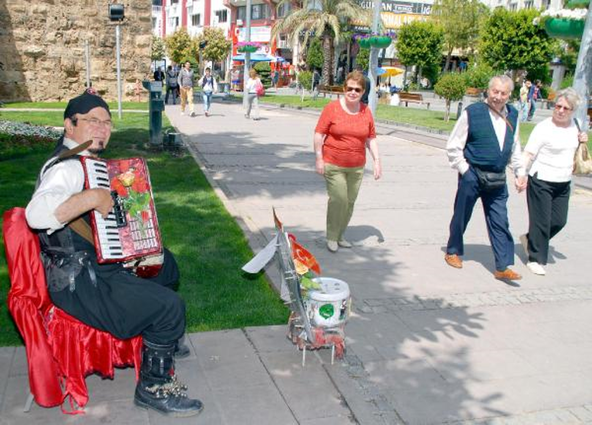 Tek Kolla Yaşama Tutunuyor