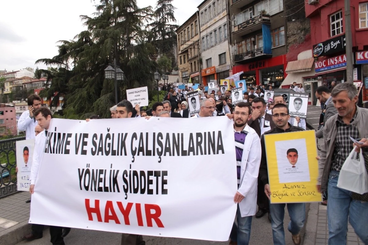 Trabzon\'da Doktorlar Ölen Meslektaşları İçin Yürüdü