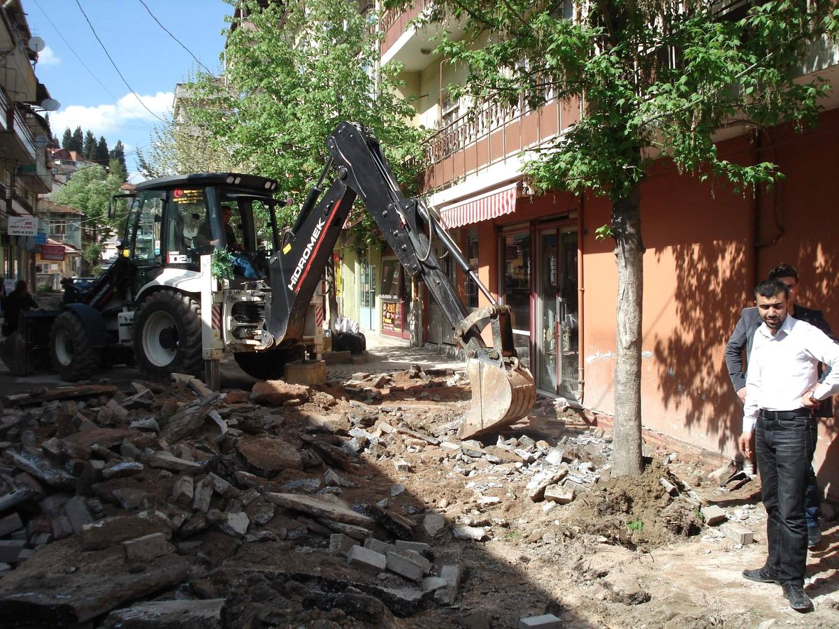 Üçyol'da Kazmalar Vuruldu