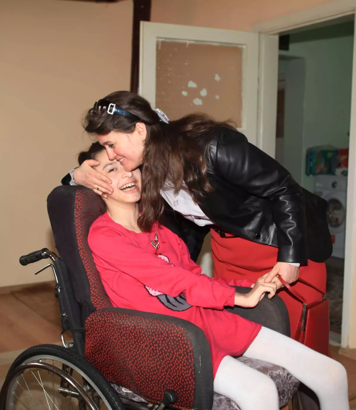 Vali Eşinden Engelli Çocuklara Evde Ziyaret