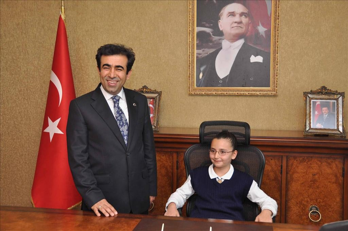 Vali Güzeloğlu Koltuğunu Küçük Gizde\'ye Devretti
