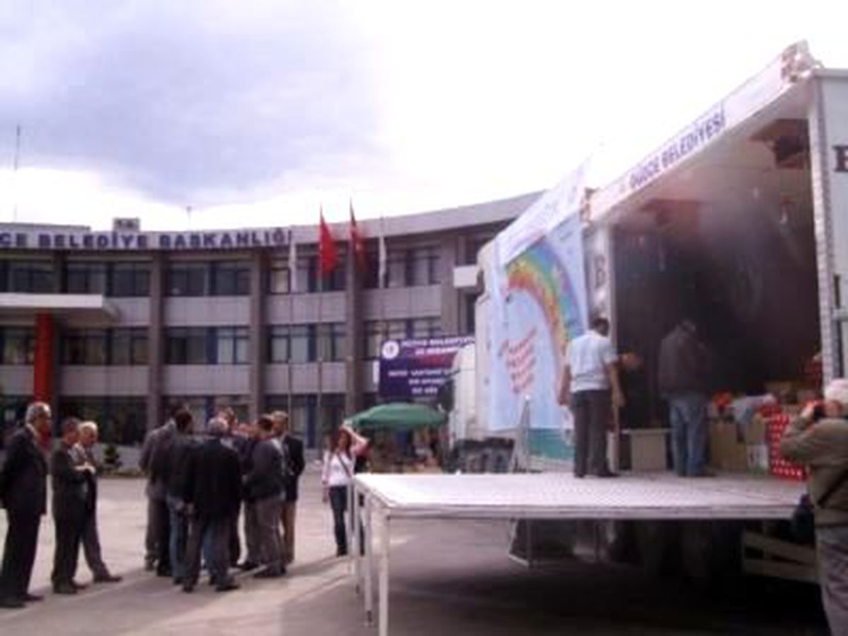 Vanlı Depremzede Çocuklara Bir Tır Dolusu Bayram Hediyesi