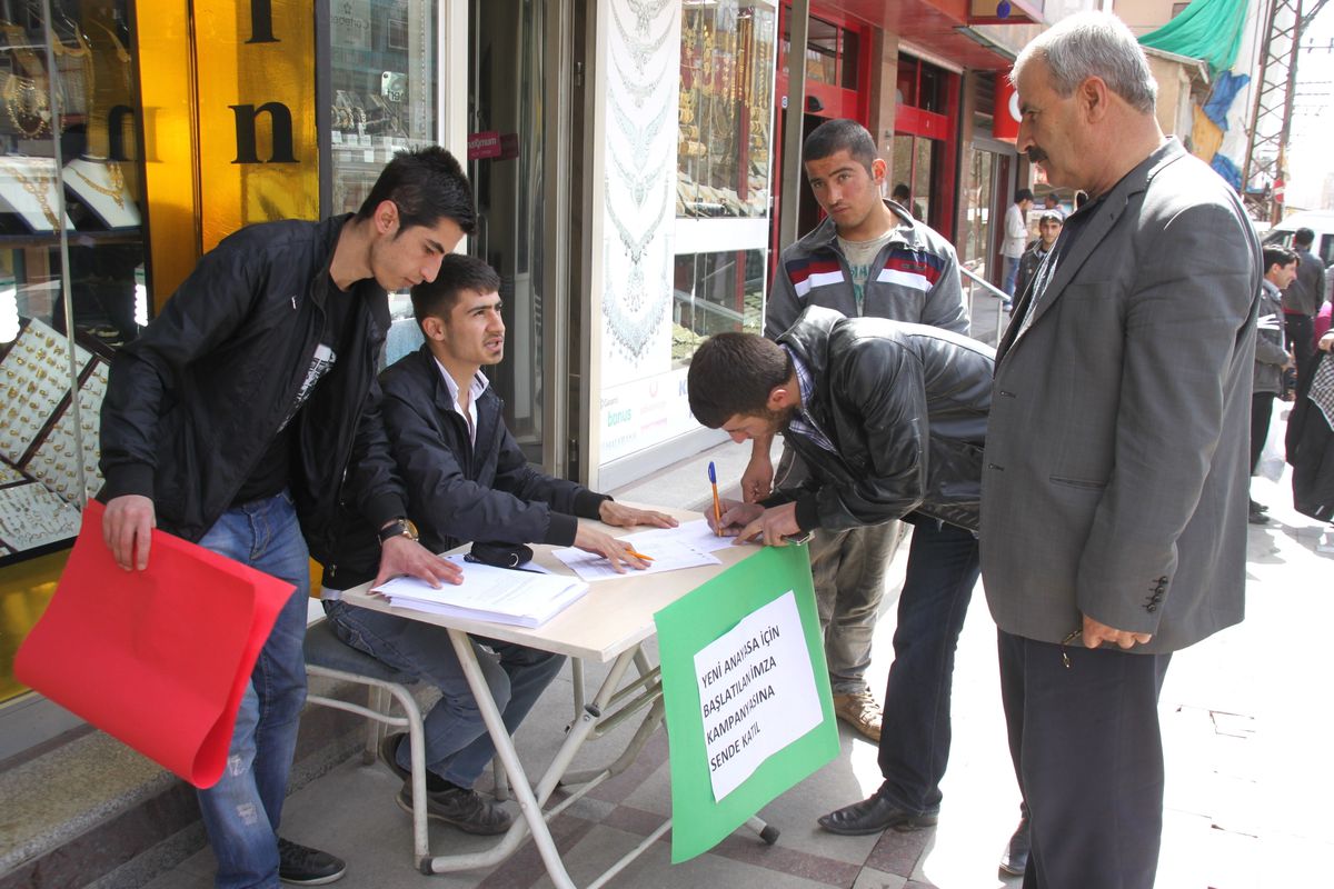 Yüksekova\'da Kürt Dilinin Yasalaşması İçin İmza Standı Açıldı