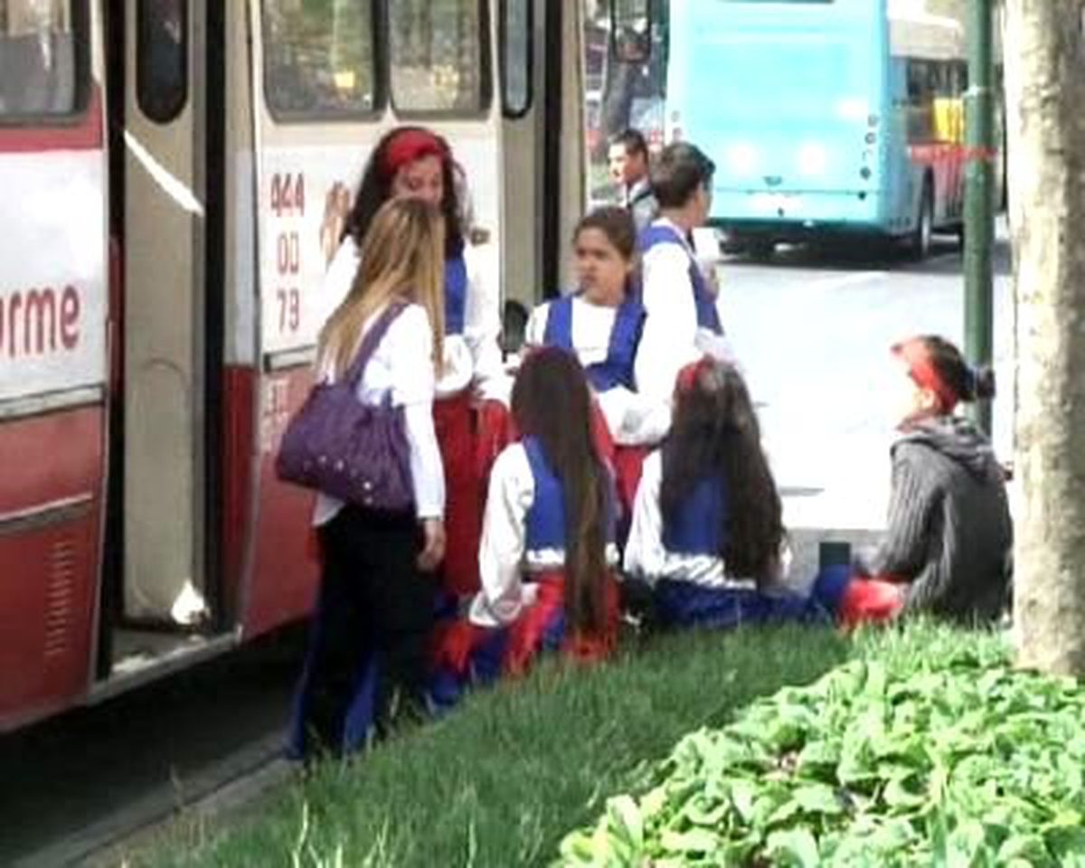 23 Nisan Çocuklarını Taşıyan Otobüs Kaza Yaptı