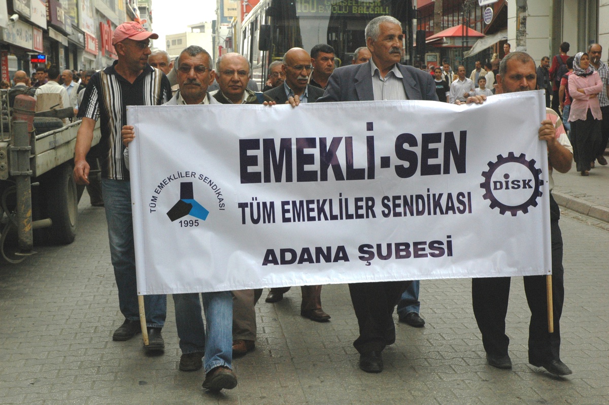 Adana\'da Emekliler Yeni İntibak Yasası İçin Yürüdü