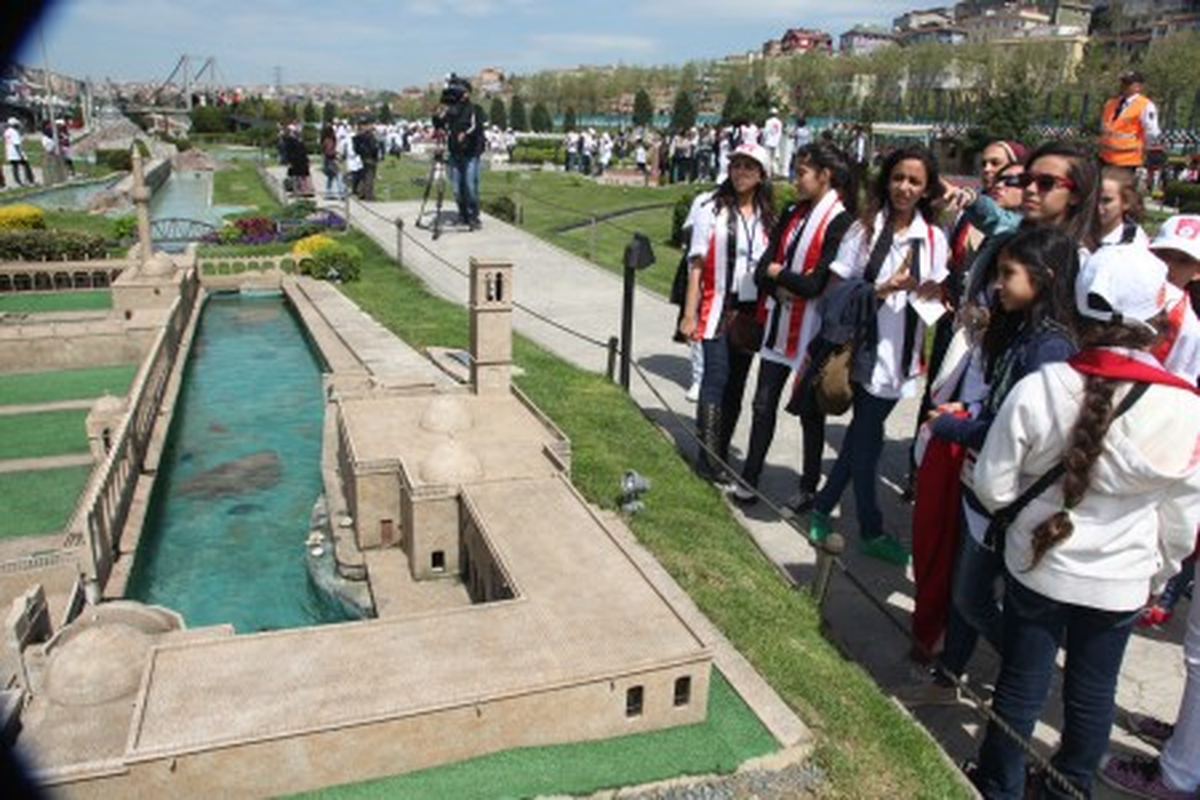 Afrikalı Çocuklar Miniaturk'ü ve Boğaziçi'ni Gezdi