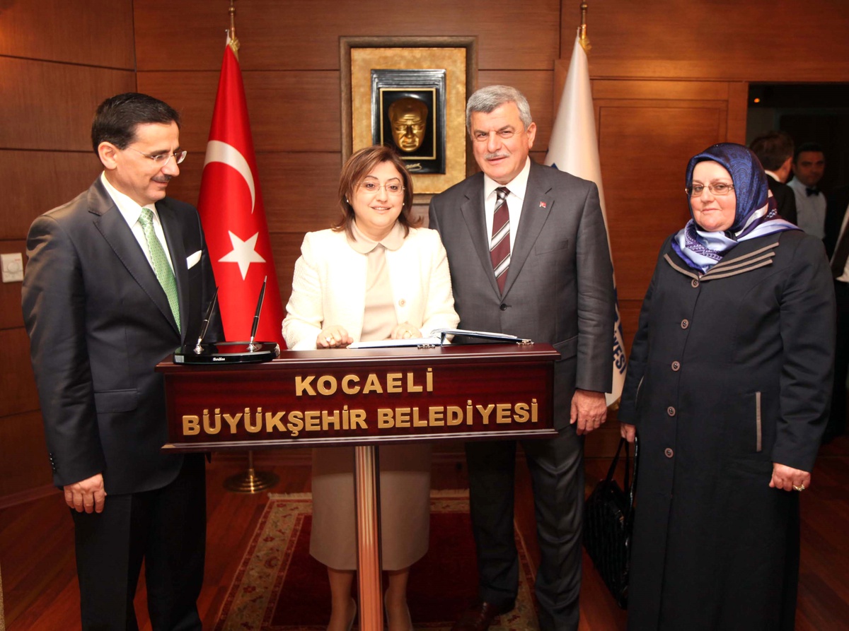 Aile ve Sosyal Politikalar Bakanı Şahin, Kocaeli Büyükşehir Belediyesi'ni Ziyaret Etti