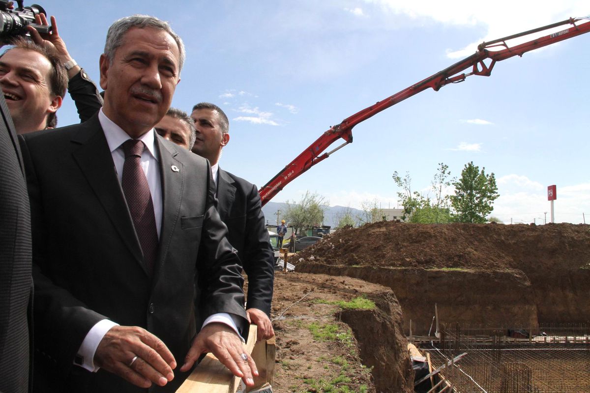 Arınç, Doğduğu Mahallede Yüzme Havuzu Temeli Attı