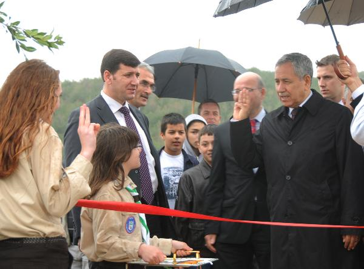 Arınç."Eskiden Genel Tuvalet Açılışına Bakanların Katıldığını Bilirim, Şimdi Biz Katrilyonluk...