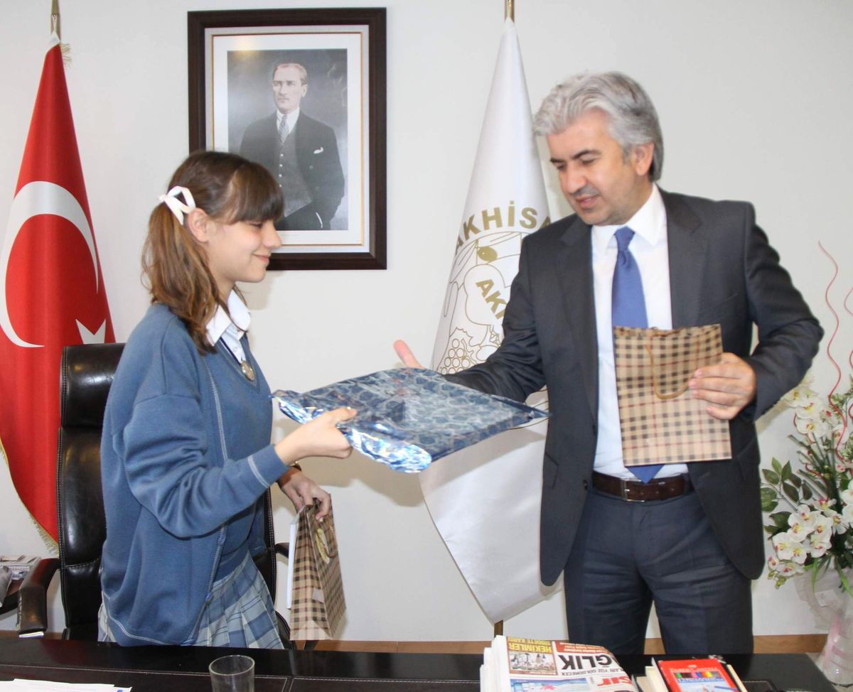 Başkan Hızlı\'nın Koltuğuna Beste Oturdu