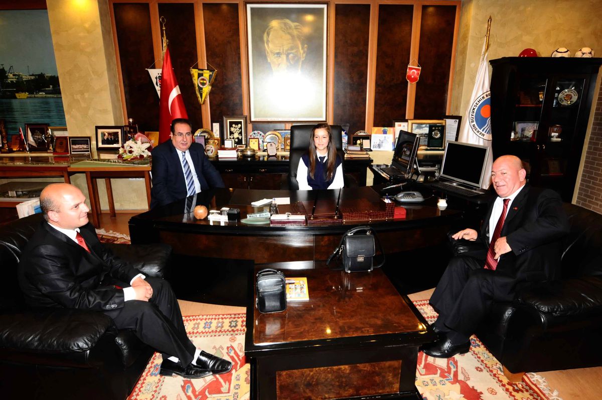 Başkan Özcan\'ın Koltuğuna Ayşe Oturdu