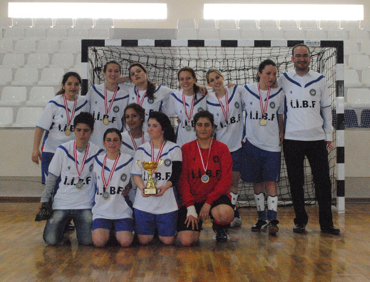 Bayan Futbolda Şampiyon İktisadi ve İdari Bilimler Fakültesi