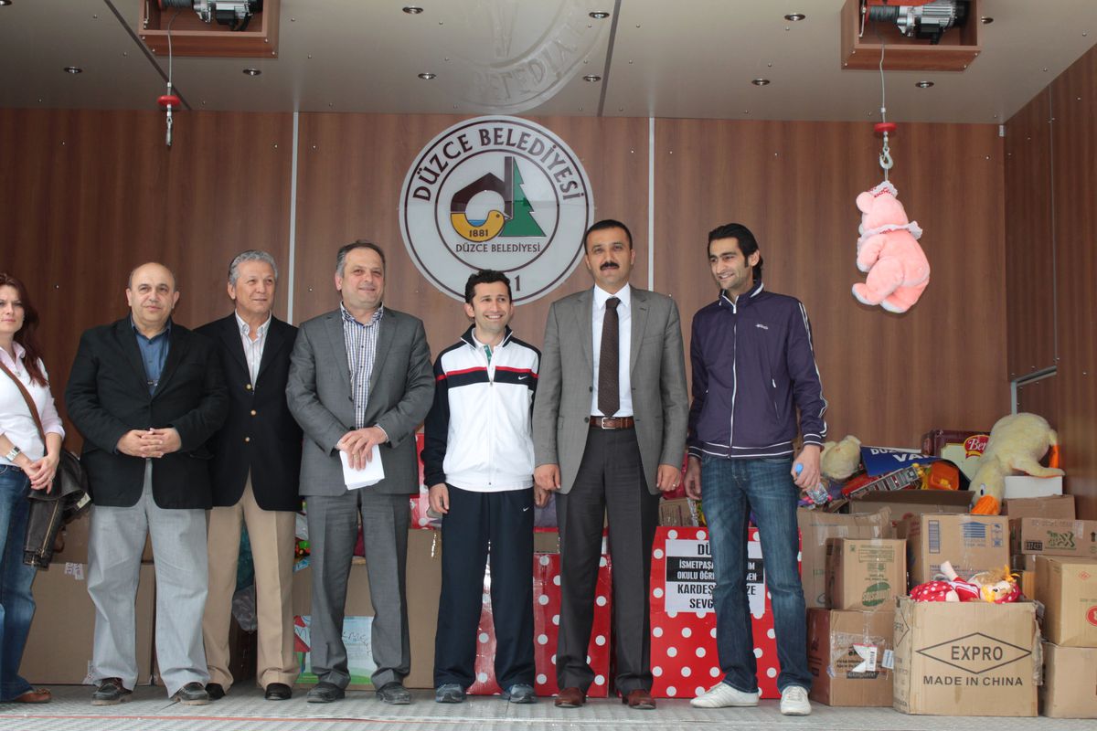 Düzce Belediyesi\'nden Vanlı Çocuklara 23 Nisan Hediyesi