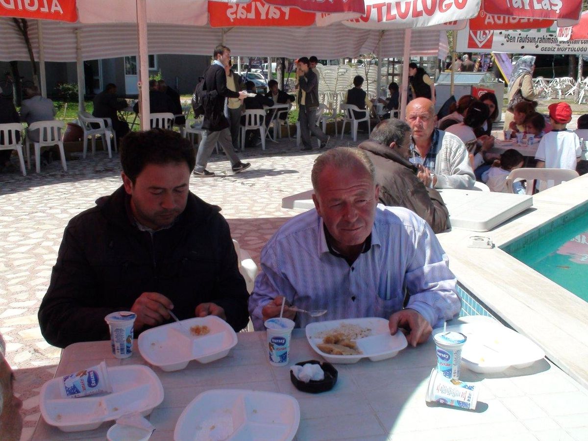 Gediz Müftülüğü Kutlu Doğum Haftası'nda Etli Pilav ve Helva Dağıttı