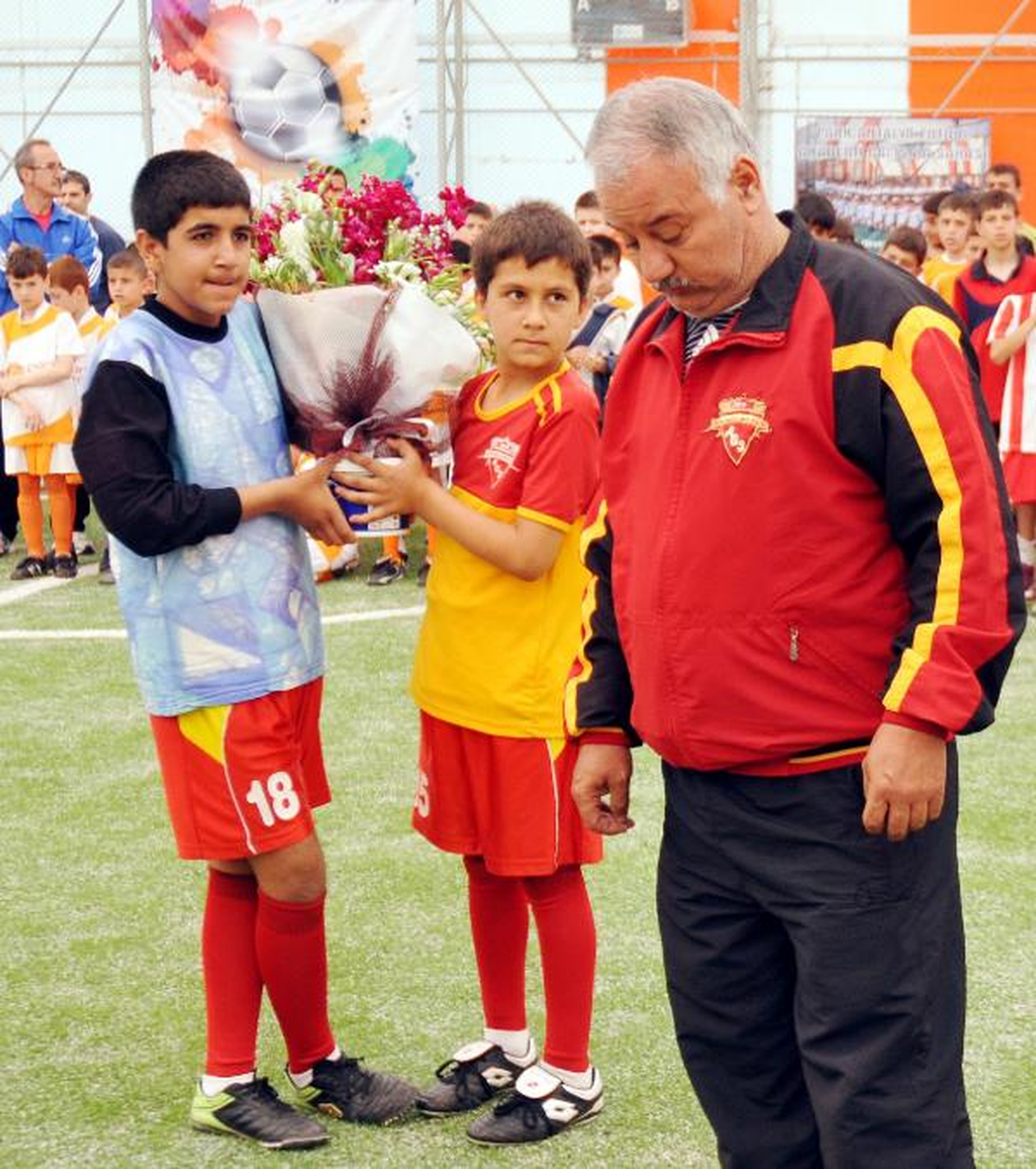 Hakemi Döven Futbolcuları Adına Özür Dileyen Futbolcuları Hakem Dövdü, Kulüp Başkanı Ağlayarak Özür...