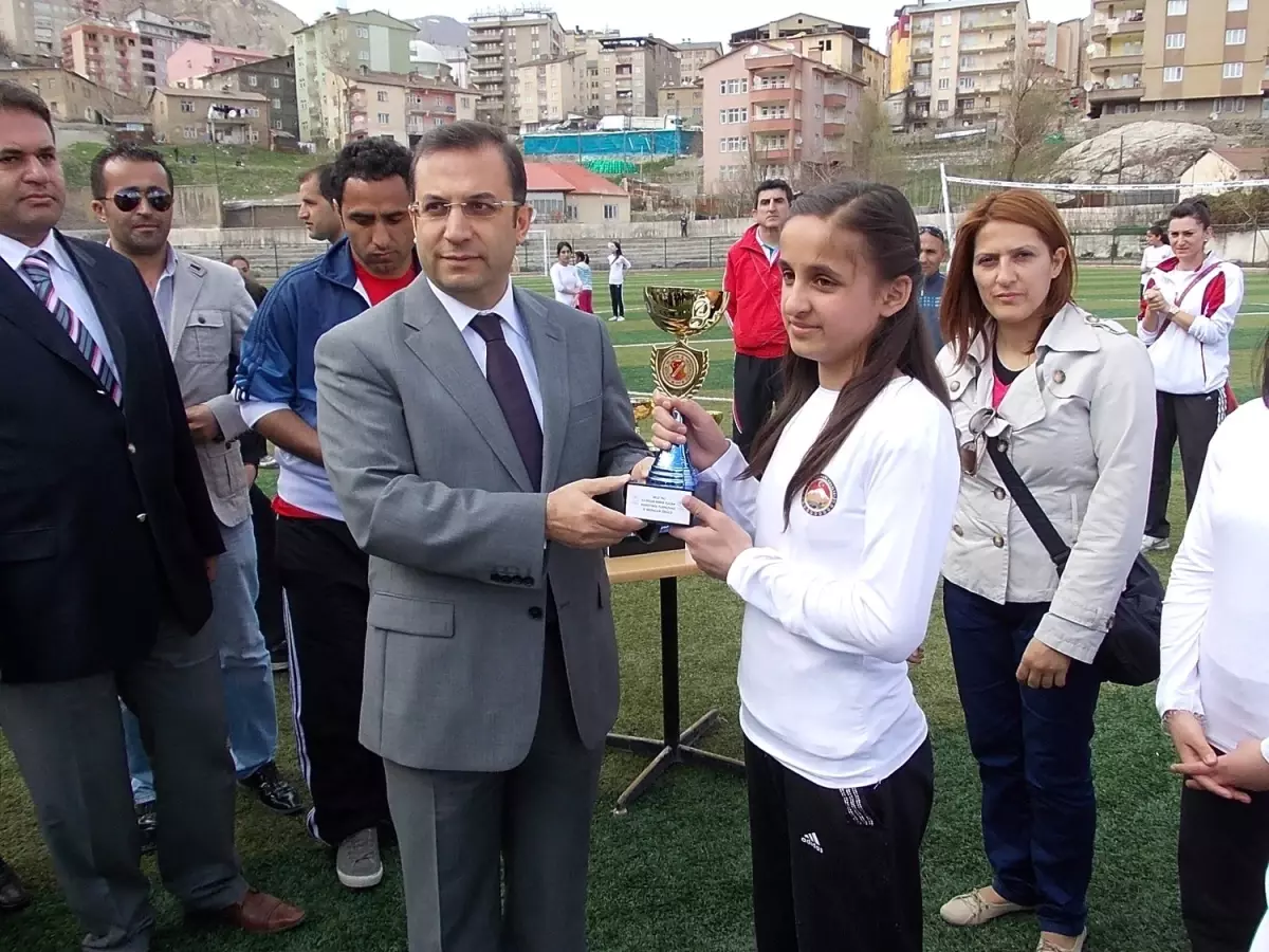 Hakkari\'de 1. Çocuk Spor Şenliği