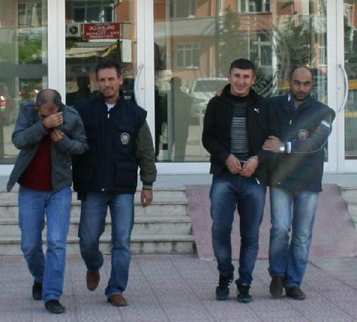 Hırsızlık Şüphelisi Cezaevine Gülerek Gitti