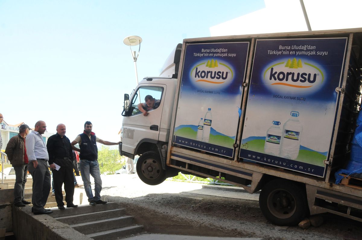 Kamyonet Şaha Kalktı
