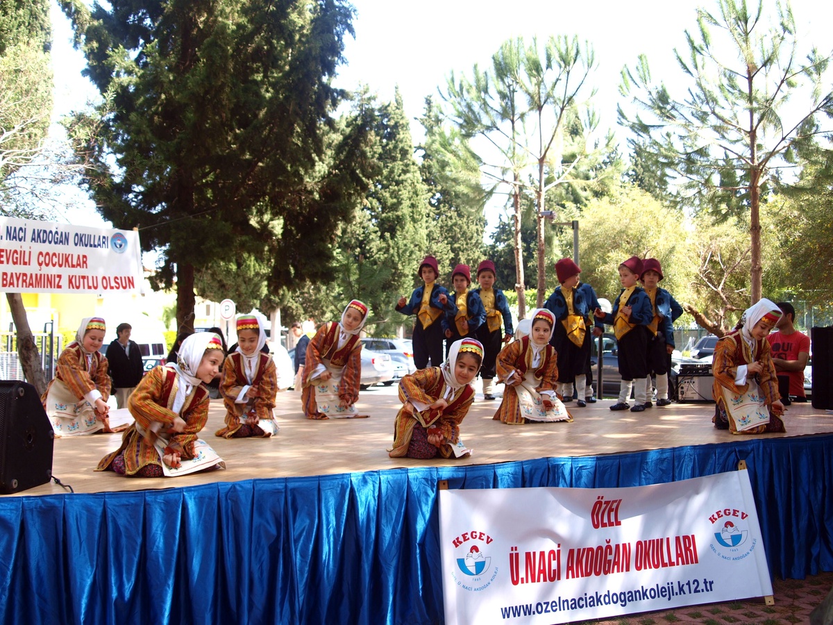 Kuşadası\'nda Bahar Uçurtma ve Çocuk Şenliği